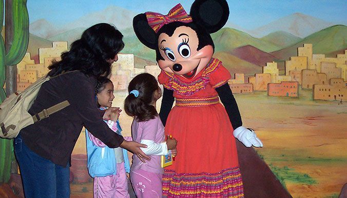 Días atrás ya se escuchaban rumores sobre la intención de quitar los personajes Disney que encontramos en los hoteles al ir a desayunar, pues bien estos se confirman pero intentaremos poner luz al porque de esta decisión en principio sorprendente., Primeramente indicar que estos no desaparecen y ya esta sino que son trasladados a las EHM (Extra Magic Hours) de forma que los clientes que nos alojamos en los hoteles Disney además de aprovechar dos horas antes de la apertura del parque del mismo encontremos más personajes durante estas horas de mucha menos afluencia de público. Los personajes seguirán estando en el restaurante “Inventions” del Disneyland Hotel y en el Café Mickey en el Disney Village. Para los elegidos que pueden disfrutar de la zona especial del Disneyland Hotel “Castle Club” habrá una nueva experiencia con los personajes de Disney durante el desayuno. En principio también seguirán los personajes en las otras suites como la del “Club Empire State” del Disney Hotel New York y el “Golden Forest Club” en el Disney Hotel Sequoia Lodge asi como en el futuro club que estará disponible en el NewPort Bay Club tras la reforma que actualmente padece. Una serie de encuestas realizadas ha dado a entender el deseo de conocer e interactuar con los personajes , pero no necesariamente en los hoteles, quedando en octavo lugar el deseo de ver a los personajes en el hotel Disney donde se alojan. Resumiendo esperamos con este cambio disponer de más variedad de personajes y escenarios donde fotografiarse los clientes de los hoteles en las EHM, asi que a los que no madrugan los personajes no saludan. Estamos seguros que los reincidentes en los viajes a Disneyland París los vamos a extrañar con los disfraces que presentaban asociado a la temática de cada hotel.