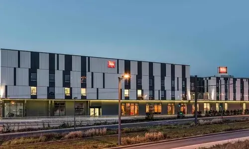Hotel ibis Paris Orly Aéroport 3 estrellas, hotel moderno cerca del aeropuerto con transporte gratuito
