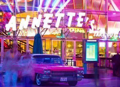 Restaurantes servicio de mesa Disneyland Paris: Annette’s Diner en Disney Village con decoración americana retro de los años 50