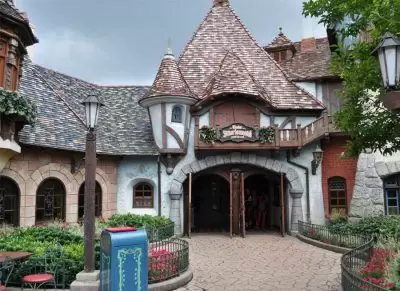 Restaurante Au Chalet de la Marionnette en Disneyland Paris con temática de Pinocho y Piratas