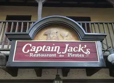 Restaurante temático de Piratas del Caribe con cocina criolla en Adventureland