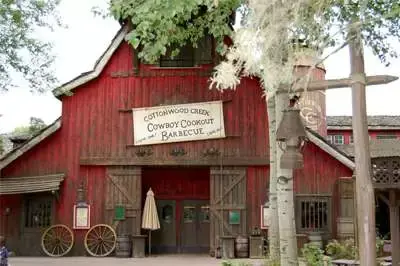 Cowboy Cookout Barbecue en Disneyland Paris con comida estilo barbacoa