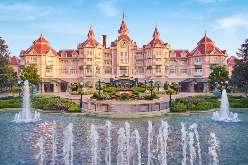Disneyland Hotel en Disneyland París, hotel de lujo victoriano con acceso directo al parque y piscina