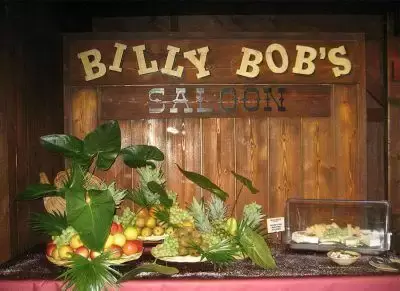 La Grange at Billy Bob's en Disney Village, donde se combina un buffet de carnes a la brasa con música en vivo.