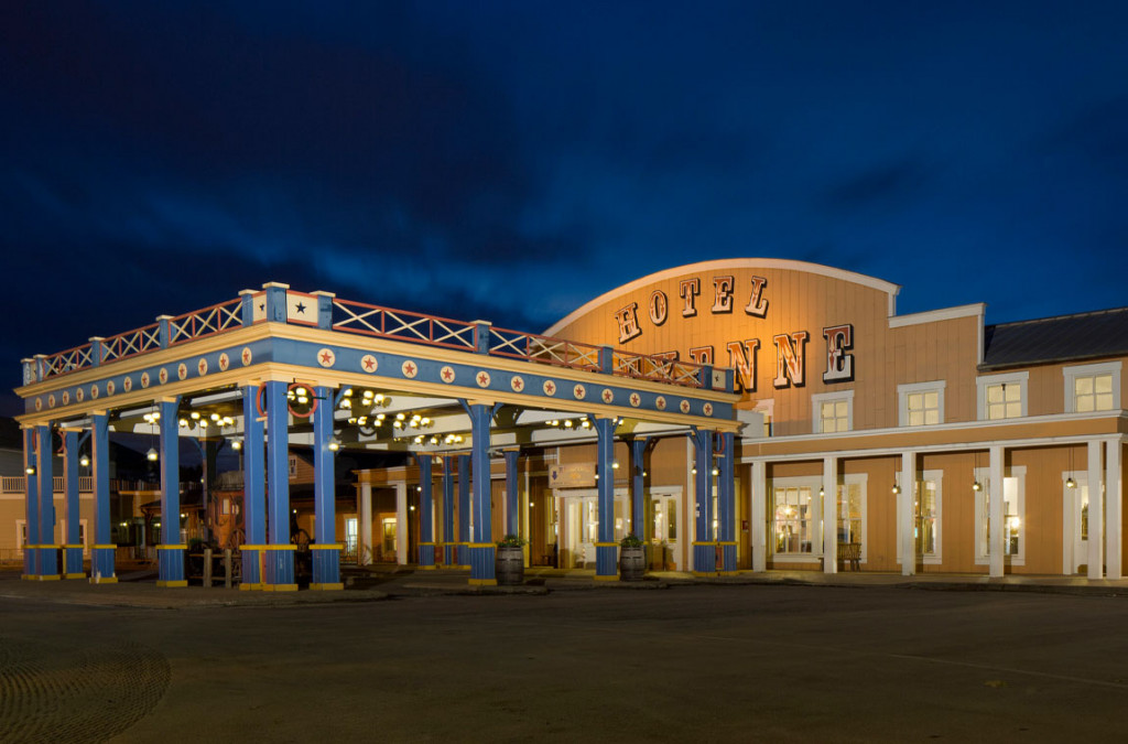 Imagen del Disney Hotel Cheyenne, temática del Lejano Oeste, con habitaciones para familias y aparcamiento gratuito