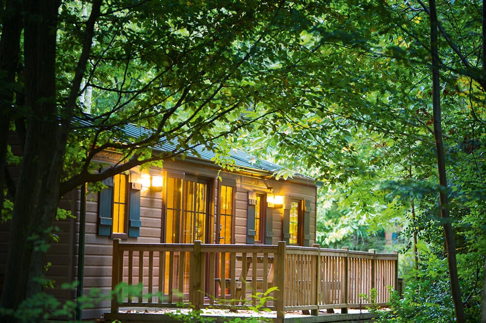 Imagen del Disney Davy Crockett Ranch, cabañas de madera en plena naturaleza con actividades para familias y confort en el campo
