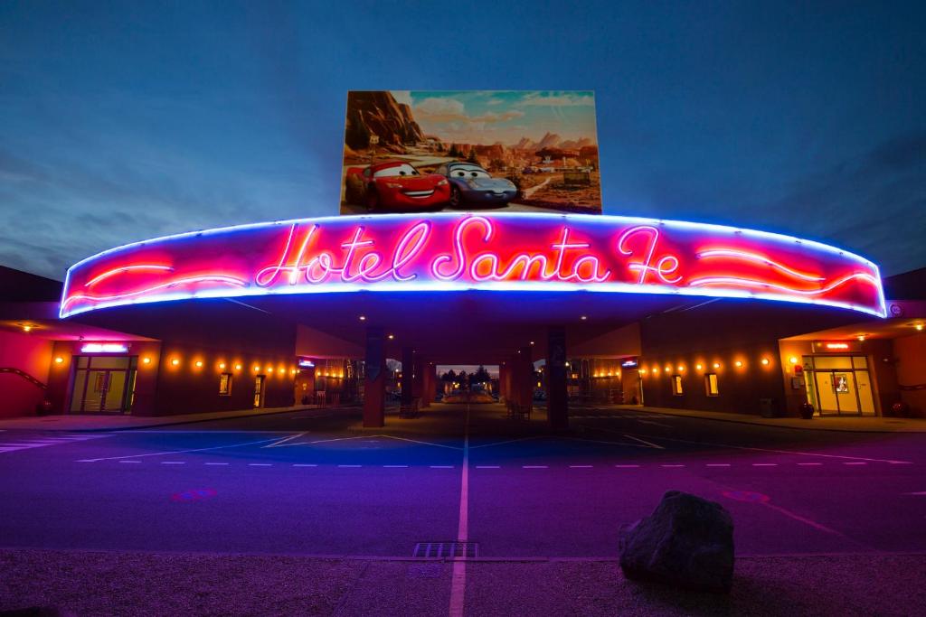 Hotel Disney Santa Fe en Disneyland París, alojamiento económico familiar cerca del parque temático