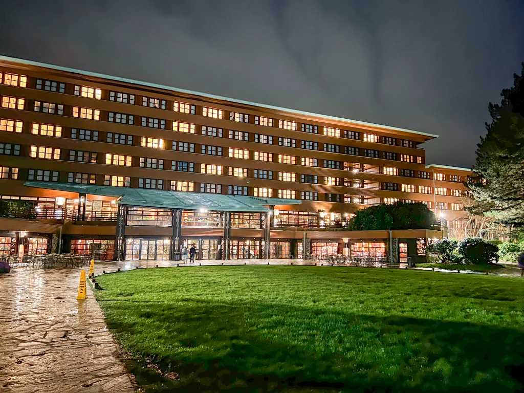 Imagen del Disney Hotel Sequoia Lodge, hotel temático de la naturaleza con habitaciones cómodas y acceso exclusivo a actividades