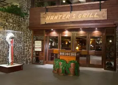 Restaurante buffet Hunter’s Grill en el Hotel Sequoia Lodge con carnes a la parrilla en un entorno de montaña