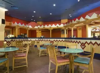 La Cantina en el Hotel Santa Fe con cocina Tex-Mex y decoración temática de la Ruta 66