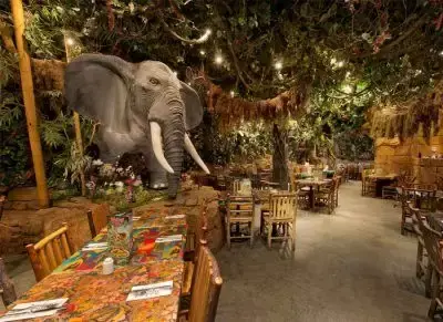 Restaurante temático selva tropical con animatrónicos en Disney Village