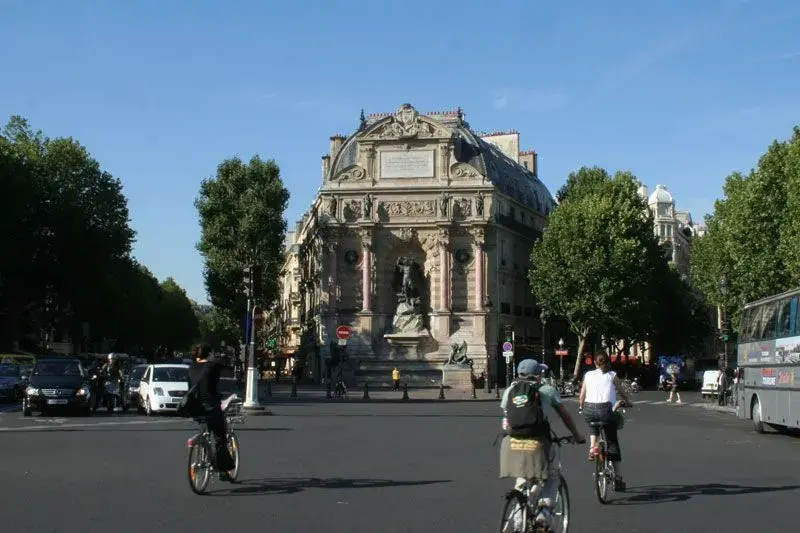 Plaza Saint-Michel llena de vida con turistas disfrutando del entorno