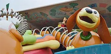 Slinky Dog Zigzag Spin, atracción familiar de Toy Story con Slinky el perro saltando en un recorrido de vueltas