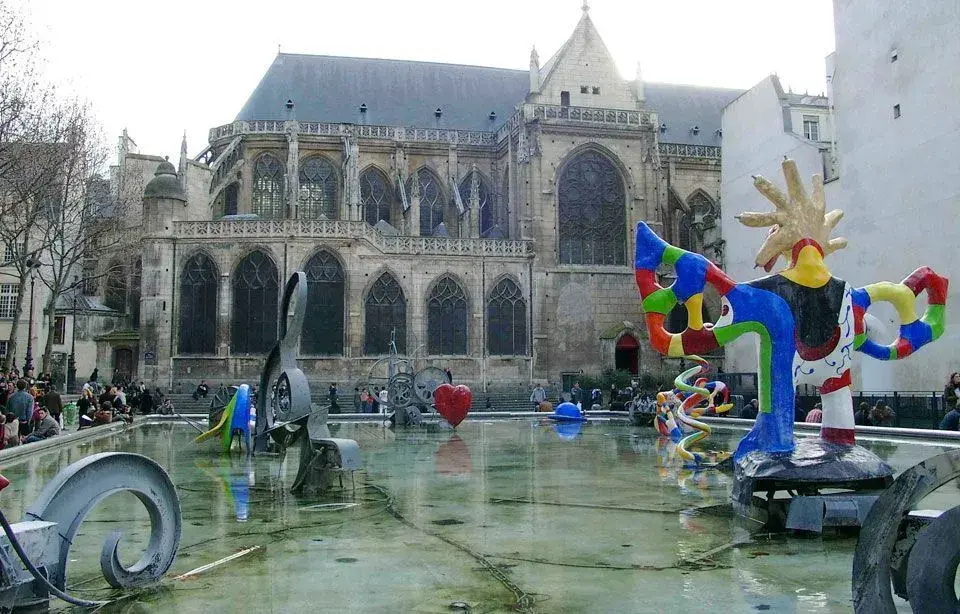 Plaza Stravinsky con esculturas en movimiento y agua, frente a la iglesia de Saint Merry en París