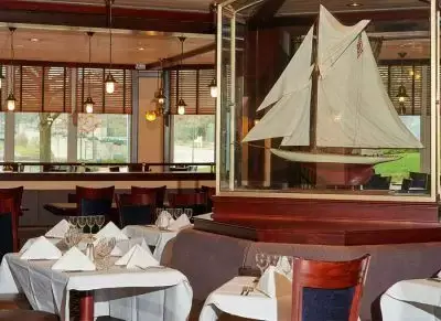 Restaurante náutico con pescados y mariscos en Newport Bay Club
