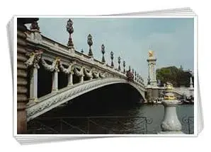 Puente Alejandro III en París, famoso por sus estatuas doradas y su decoración