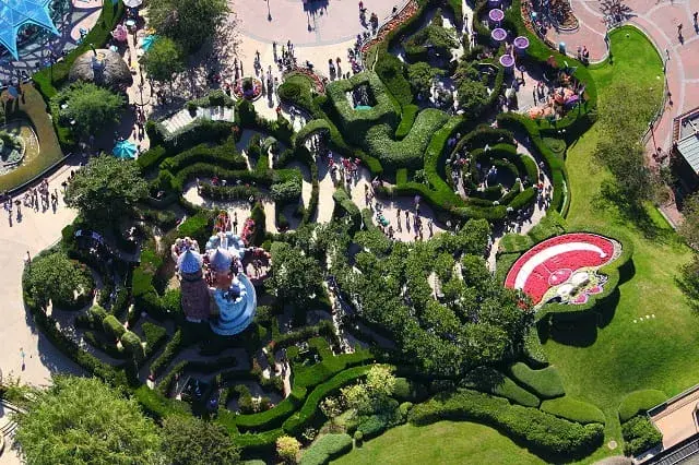 Laberinto temático de Alicia en el País de las Maravillas en Disneyland Paris