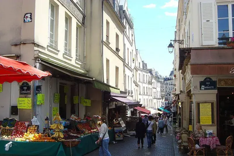 Barrio Latino de París, lleno de tiendas, cafés y visitantes explorando