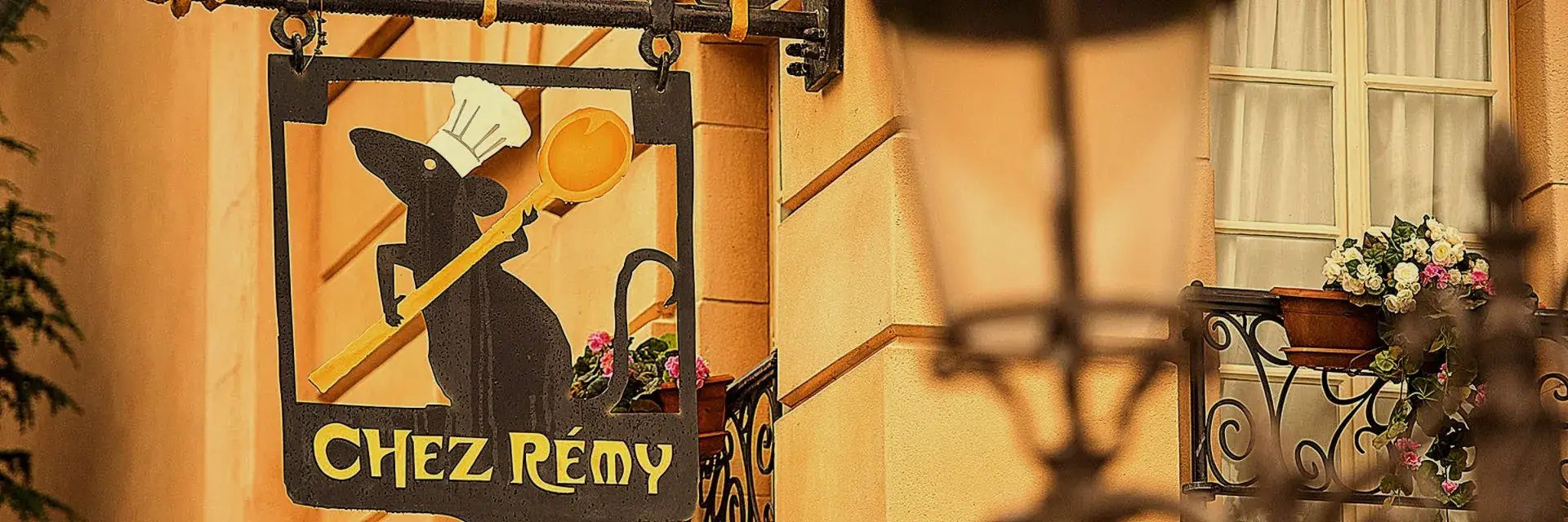 Entrada al restaurante Le Bistrot Chez Rémy en Walt Disney Studios Park, inspirado en Ratatouille con diseño creativo y menús de pescado y carne