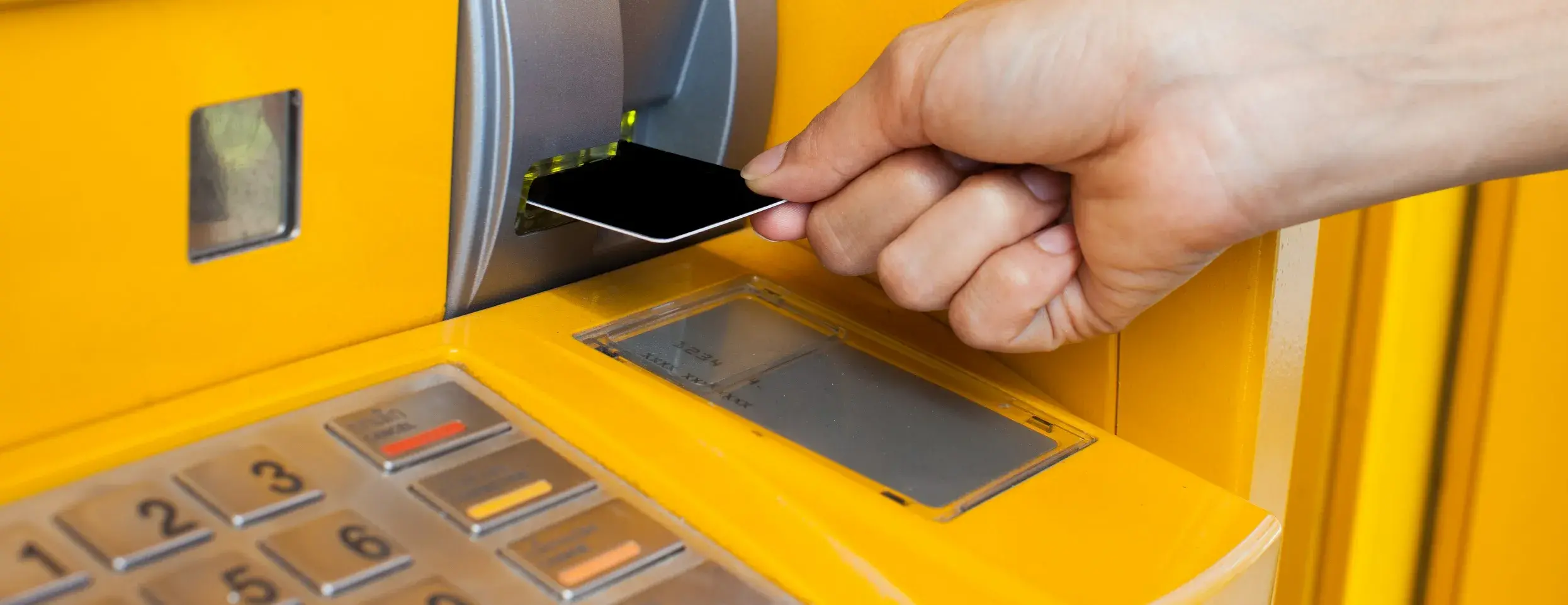 Cajeros automáticos disponibles para retirar efectivo en el parque