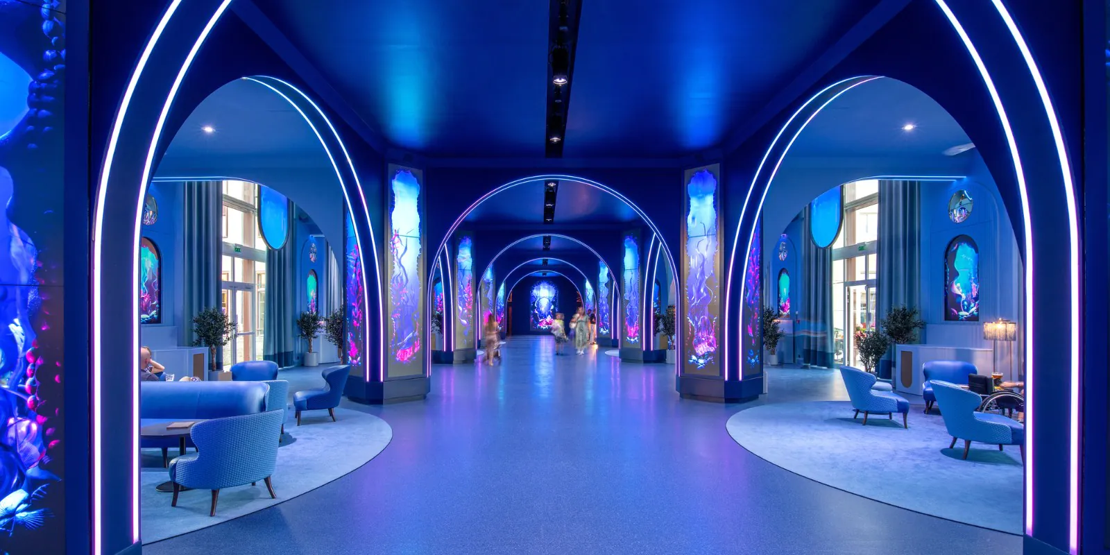 Grand Magic Hotel (ex Magic Circus) cerca de Disneyland Paris, con experiencia inmersiva de estrellas y piscina cubierta