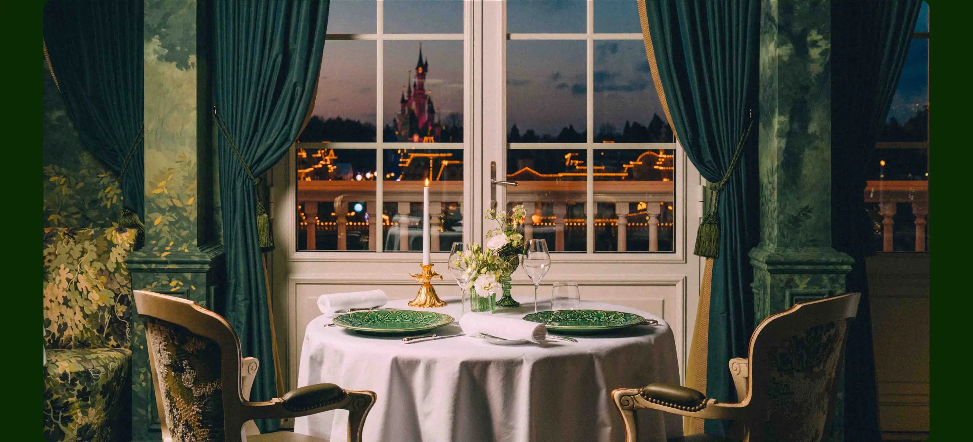 Restaurante inmersivo rodeado de vegetación en Disneyland Paris