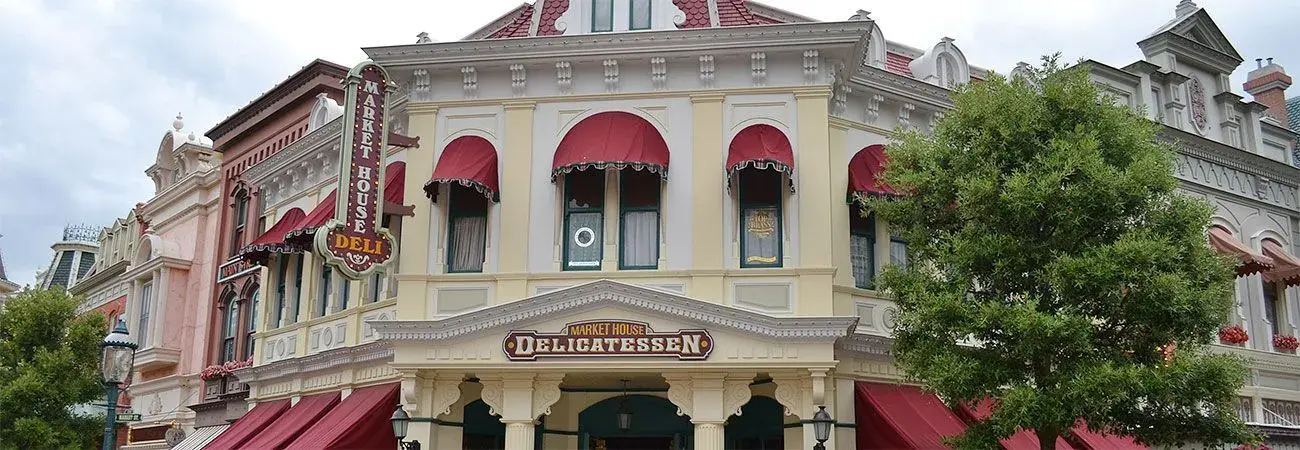 Market House Deli en Disneyland Paris con bocadillos y sándwiches