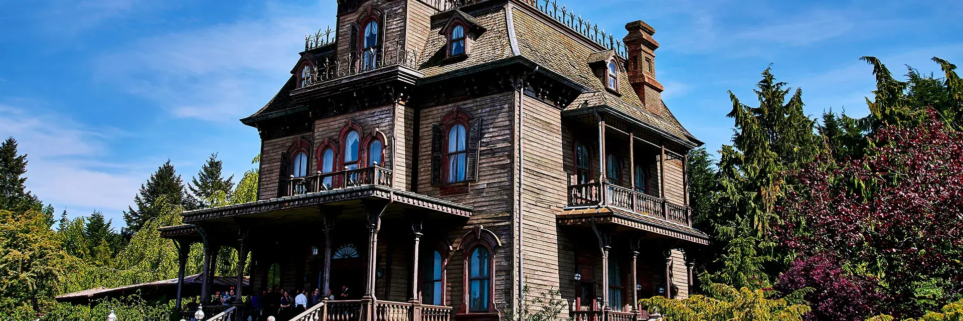 Mansión encantada Phantom Manor en Disneyland Paris, atracción misteriosa de Frontierland