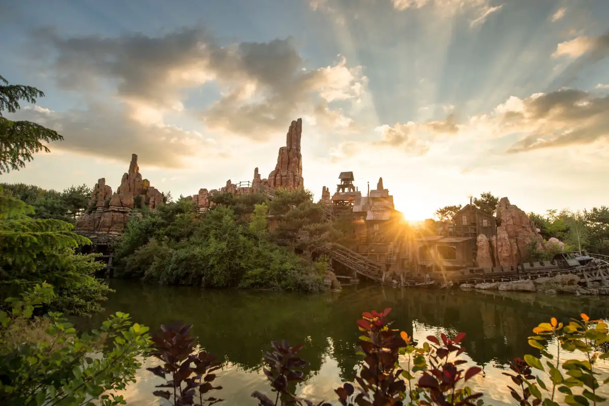 Montaña rusa Big Thunder Mountain en Disneyland Paris, mina encantada en el Lejano Oeste