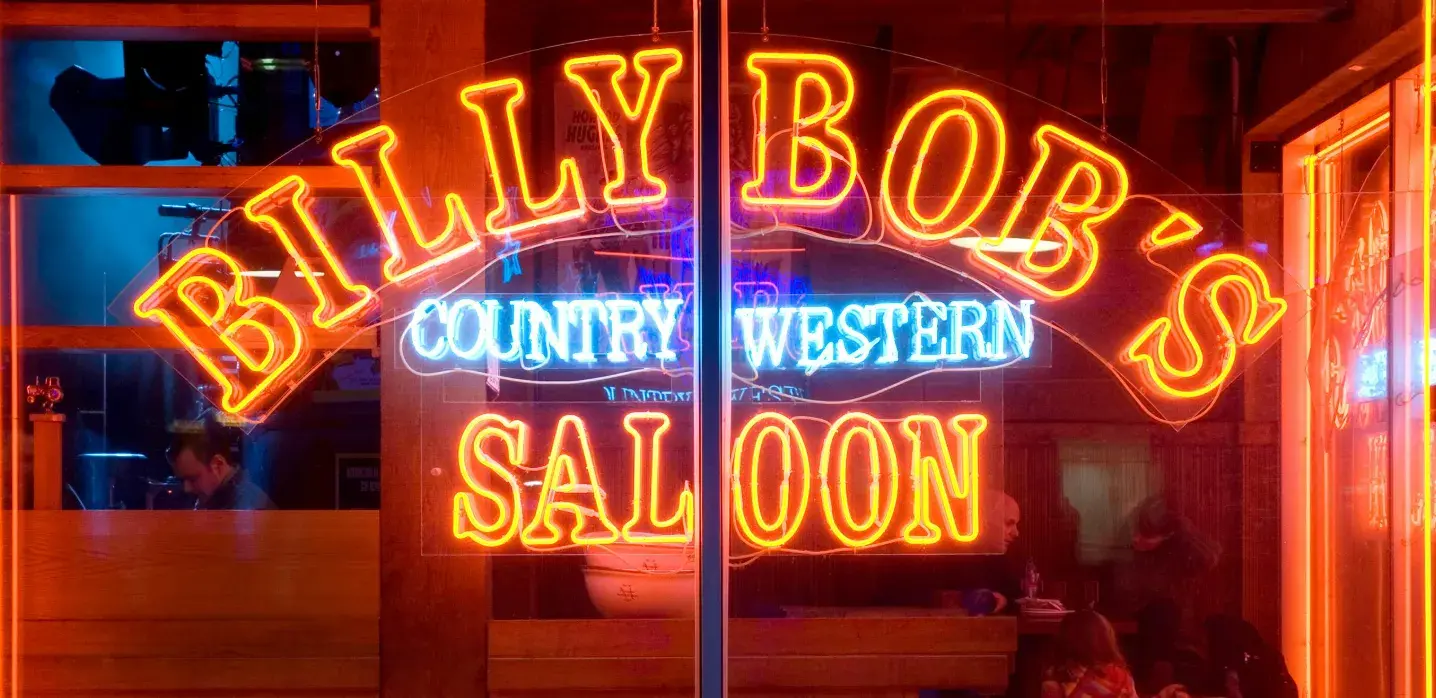 Restaurante y salón country en Disney Village con música en vivo, comida deliciosa y un ambiente inspirado en el Lejano Oeste, ideal para disfrutar y bailar al ritmo de la música country.