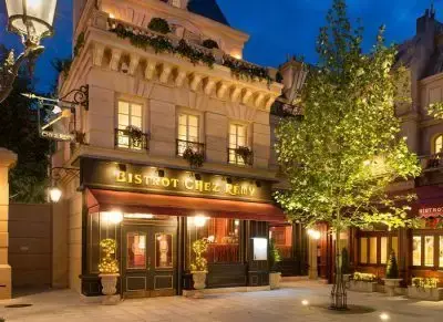 Restaurante temático Ratatouille con servicio de mesa en Disneyland Paris