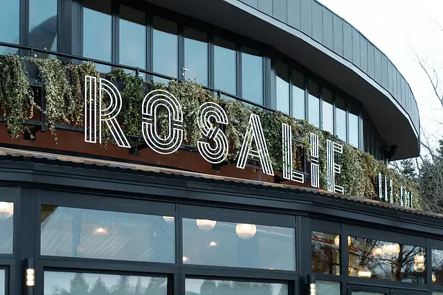 Brasserie Rosalie es un elegante restaurante en Disney Village que ofrece cocina francesa tradicional con un toque contemporáneo, vistas al Lago Disney y un ambiente acogedor para toda la familia.