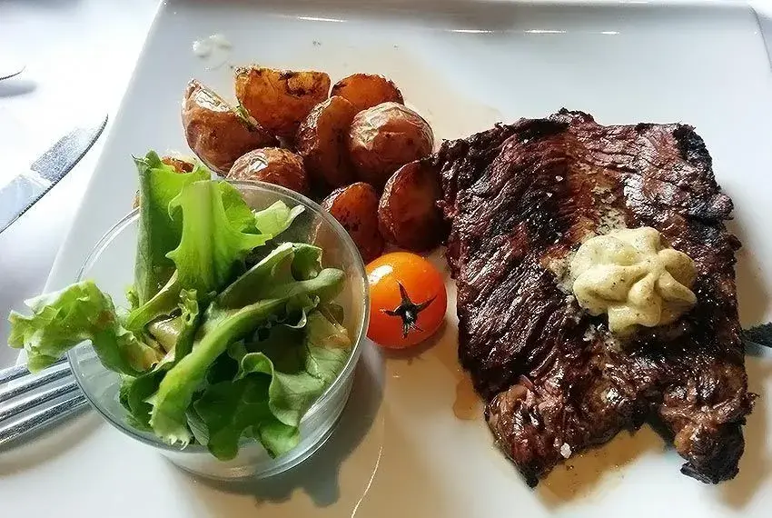 Plato de carne a la brasa jugosa y sabrosa