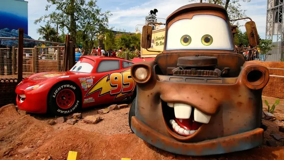 Atracción Cars Quatre Roues Rallye en Disneyland Paris: acelera en un circuito giratorio de Radiator Springs junto a Rayo McQueen y los personajes de Cars