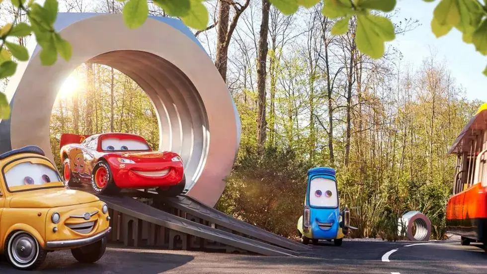 Atracción Cars ROAD TRIP en Disneyland Paris: disfruta de un recorrido escénico inspirado en la Ruta 66 con personajes de Cars y efectos sorprendentes