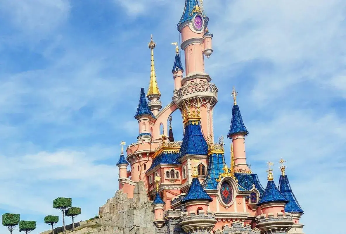 Icónico Castillo de la Bella Durmiente en Disneyland Paris, símbolo del parque temático