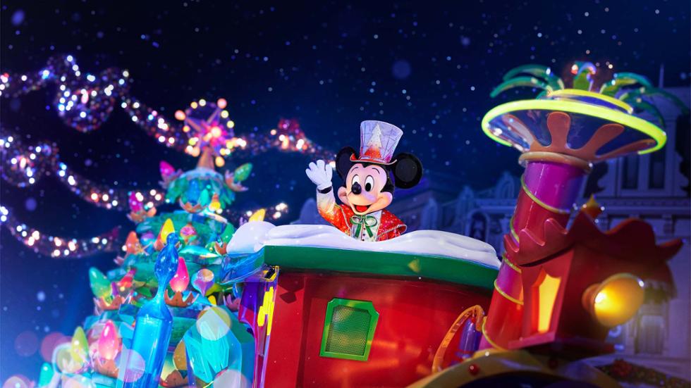 Espectáculo Mickey’s Dazzling Christmas Lights en Disneyland París, con miles de luces brillantes iluminando Main Street y Mickey Mouse dando la bienvenida a la Navidad.