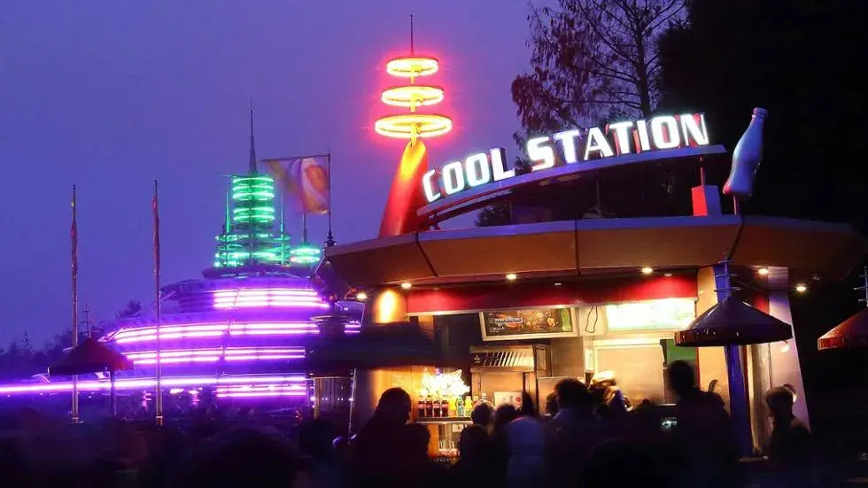 Puesto de snacks en Disneyland París inspirado en Star Warsᵀᴹ, que ofrece el gofre de Darth Vader y otras delicias galácticas.