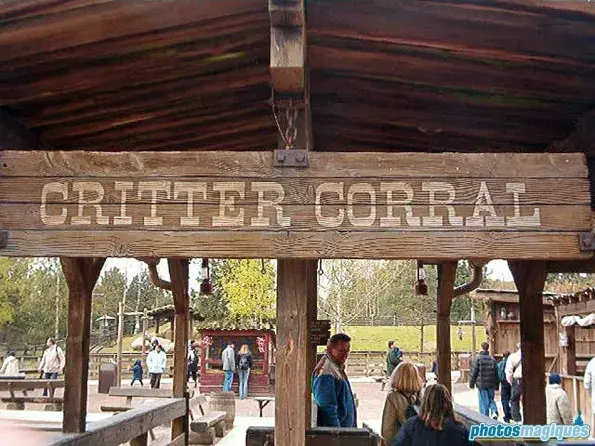 Restaurante temático del viejo oeste en Frontierland, Disneyland París, con un ambiente rústico y opciones de comida rápida perfectas para disfrutar en familia.