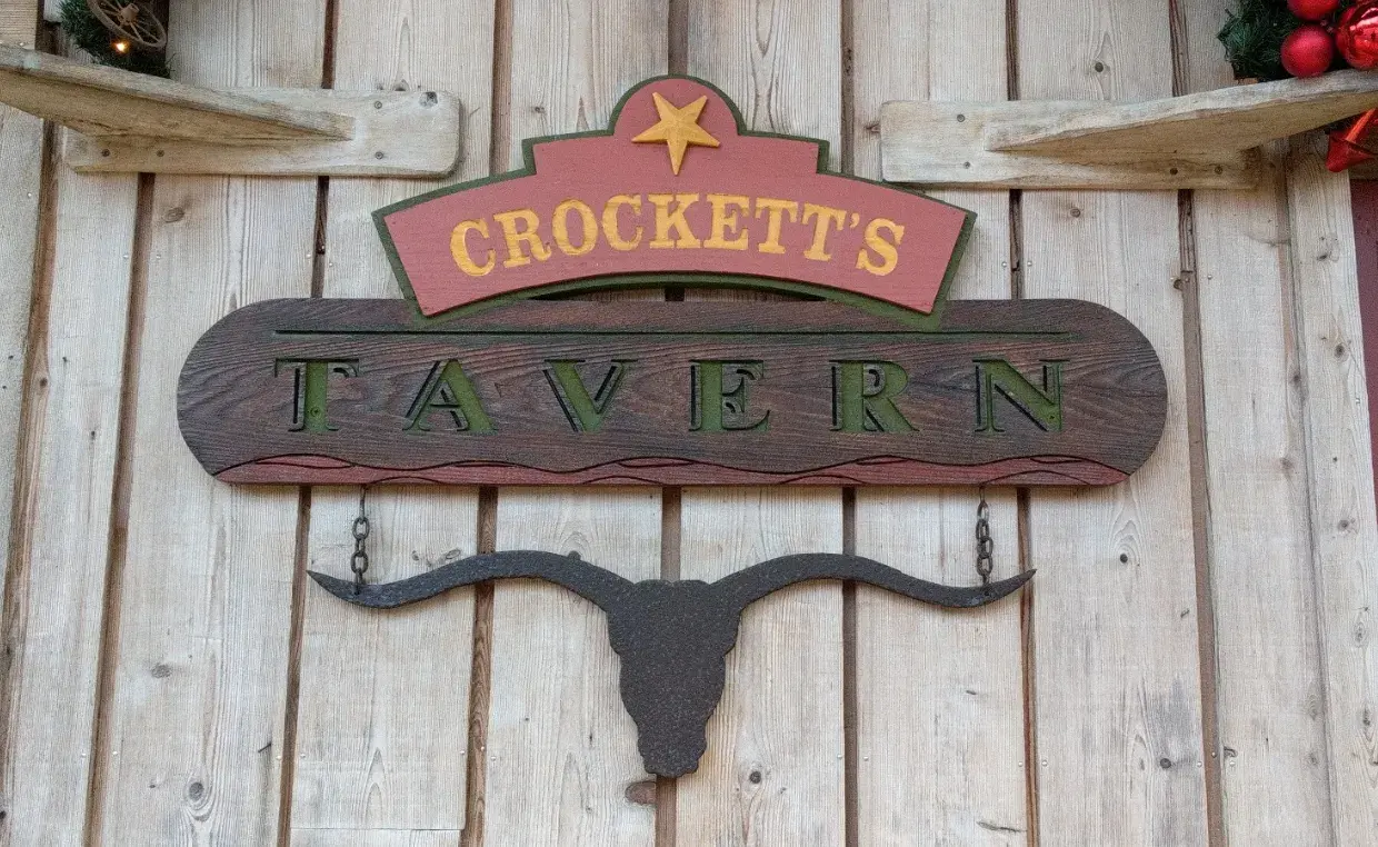 Restaurante buffet Crockett’s Tavern en Davy Crockett Ranch con carnes, pescados y ambiente rústico