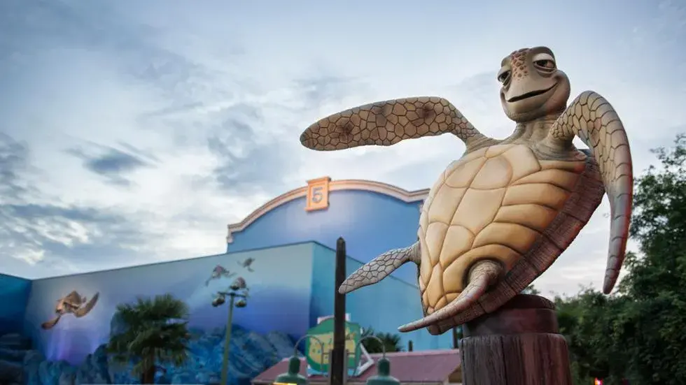 Atracción Crush’s Coaster en Disneyland Paris: súbete al caparazón de Crush y surfea la Corriente Australiana Oriental en una montaña rusa giratoria inspirada en Buscando a Nemo.