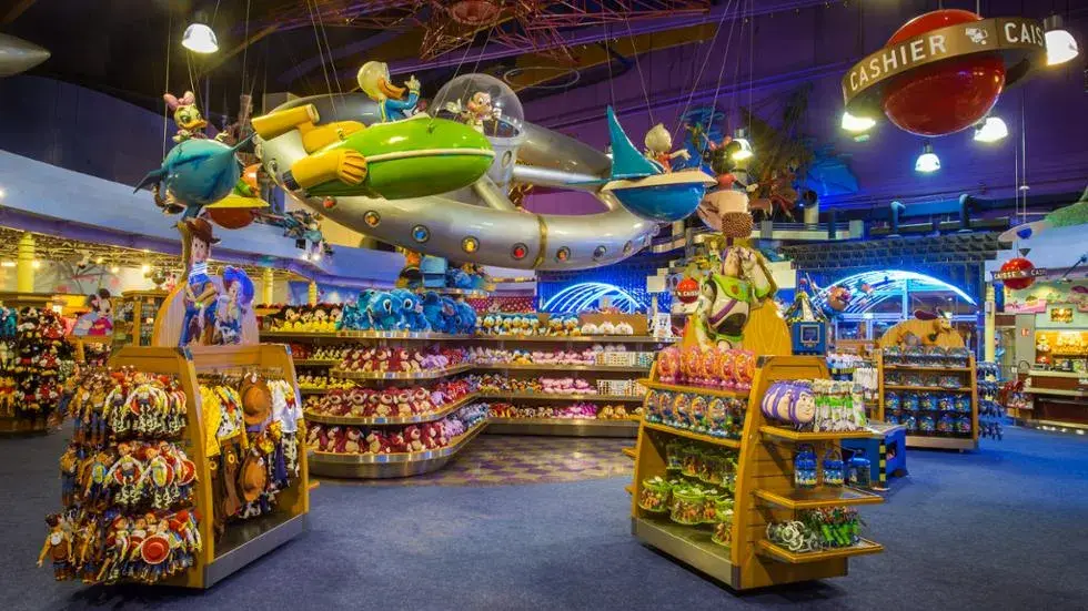 Interior de Disney Store en Disney Village con disfraces, juguetes y accesorios