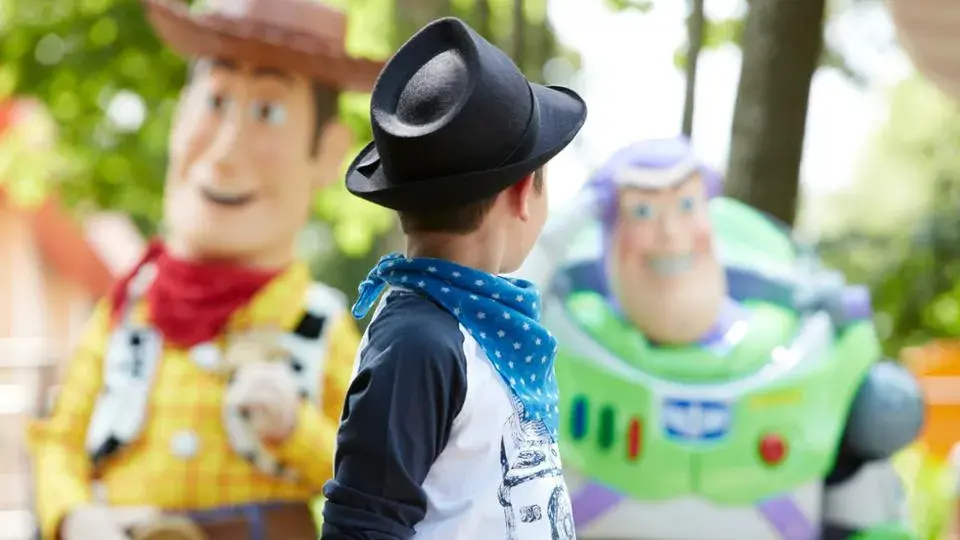 Encuentro con personajes Pixar en Disneyland Paris: posa y captura un recuerdo inolvidable con Woody, Buzz Lightyear, Rayo McQueen, Rémy y más amigos de Pixar