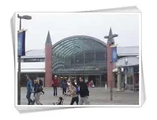 Personas en la estación Chessy - Marne la Vallée del RER en Disneyland París