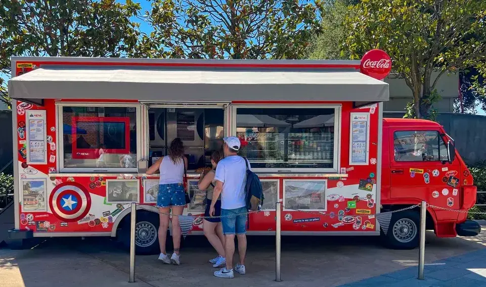 Food truck en Disneyland París, inspirado en Tony Stark, que ofrece perritos calientes gourmet y postres neoyorquinos, como la galleta vegana y la tarta de queso Street Pop.