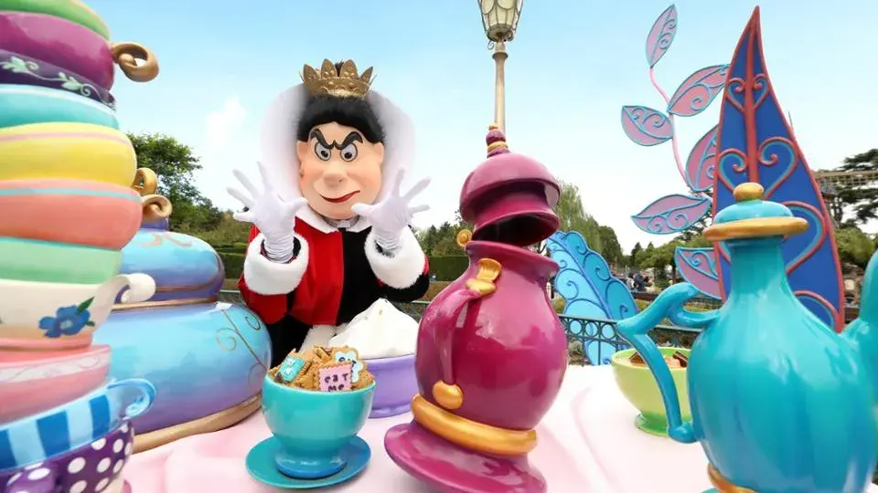 Fantasyland en Disneyland Paris, inspirado en los cuentos de hadas de Disney, con it’s a small world y Peter Pan’s Flight