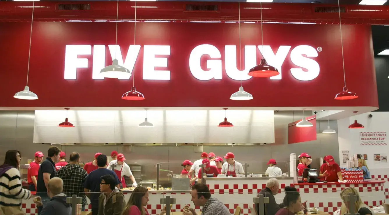Five Guys en Disney Village, hamburguesería famosa por ingredientes frescos y cocina personalizada