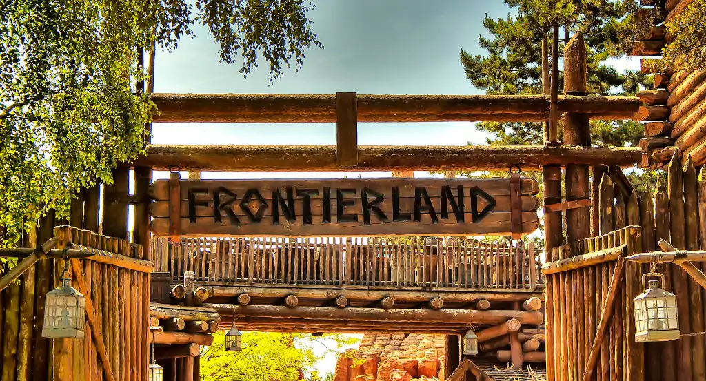Frontierland en Disneyland Paris, ambientado en el Lejano Oeste con Big Thunder Mountain y Phantom Manor
