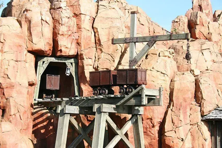 Tren de Big Thunder Mountain recorriendo la isla en Disneyland Paris