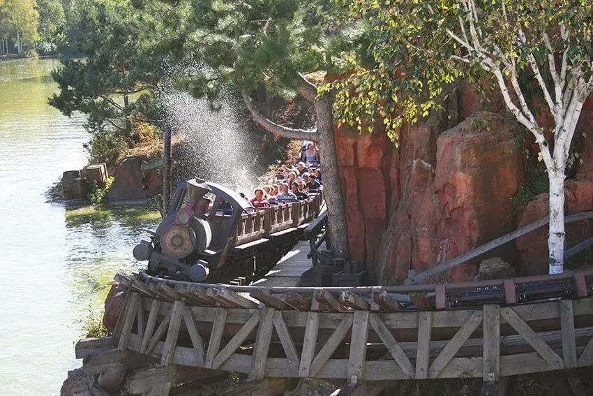 Vista panorámica de la atracción Big Thunder Mountain en Frontierland